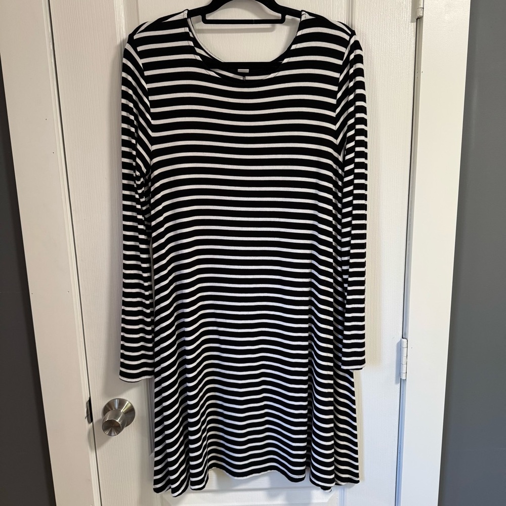 Old Navy Woman’s Black and White Striped Swing Dress Size L